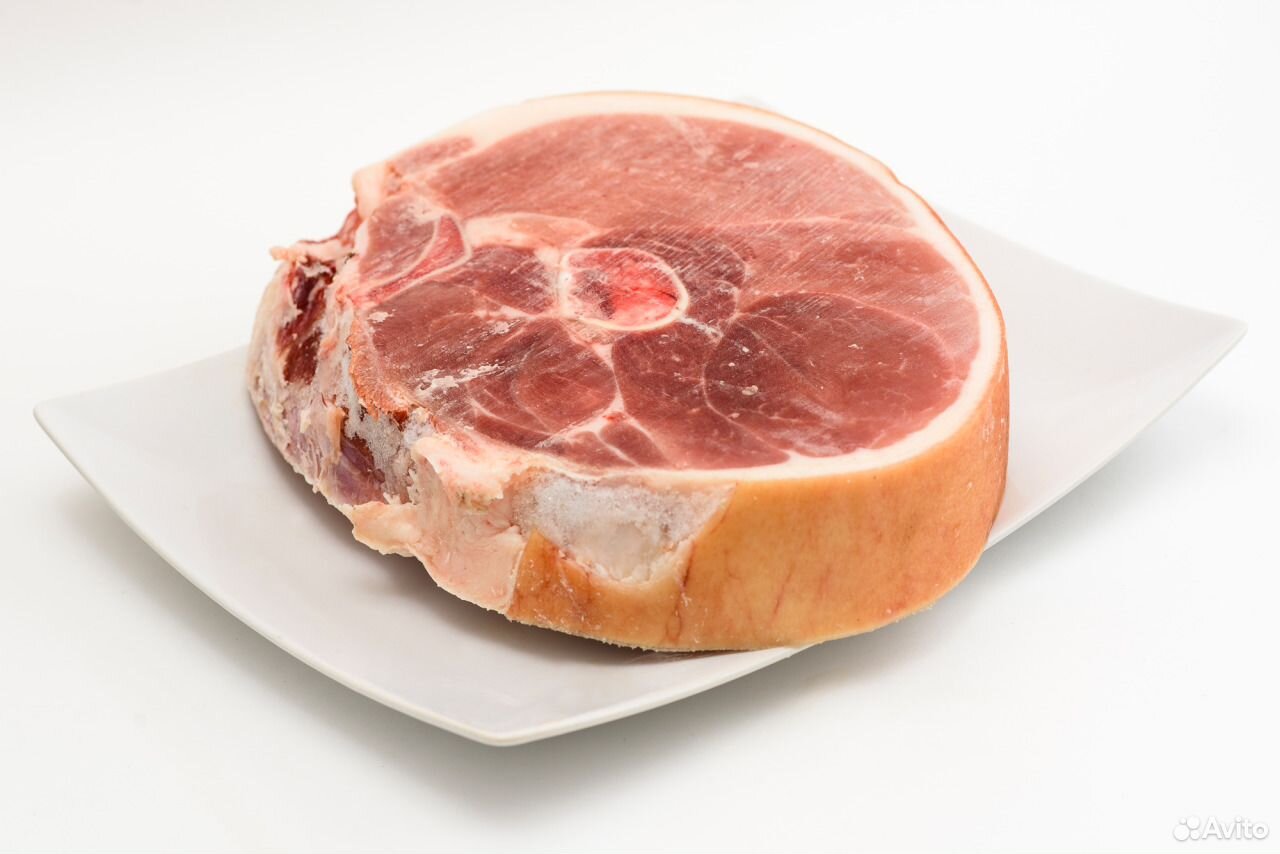 Мясо свинины на кости окорок