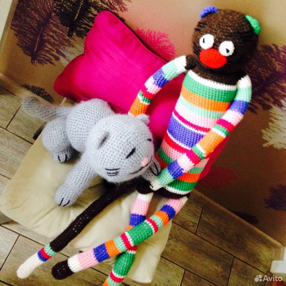вязаный длинный кот. длинный кот игрушка. вязанный длинный кот. вязаный полосатый кот. кот подушка длинный.
