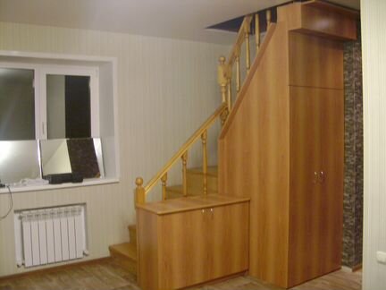 Встроенный шкаф под лестницей в частном доме