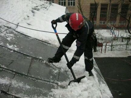 Уборка снега с крыши, удаление сосулек