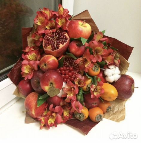 Букет с цветами фруктами конфетами День рождения