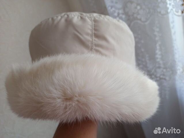 Новая зимняя, красивая женская шапочка