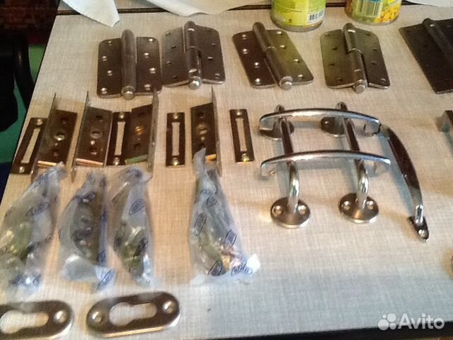 Петли и ручки для дверей, замки для форточек