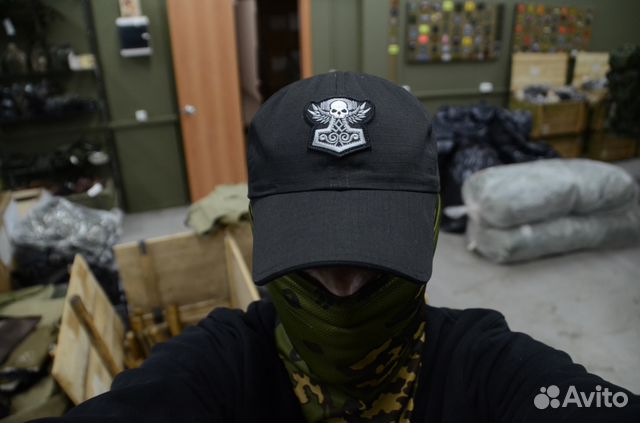 Черная бейсболка с вышитым Молотом Тора с черепом