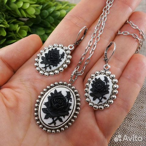 Комплект с камеями Черная роза, подвеска и серьги Комплект с камеями Черная роза, подвеска и серьги