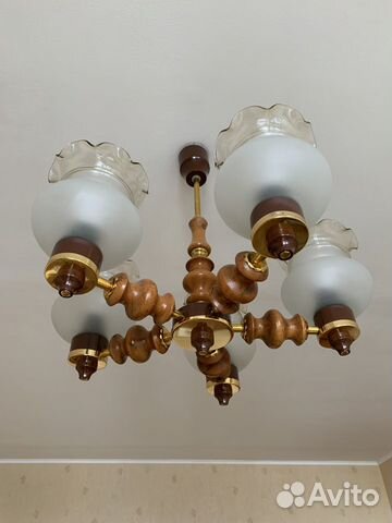 Люстра с декором из дерева