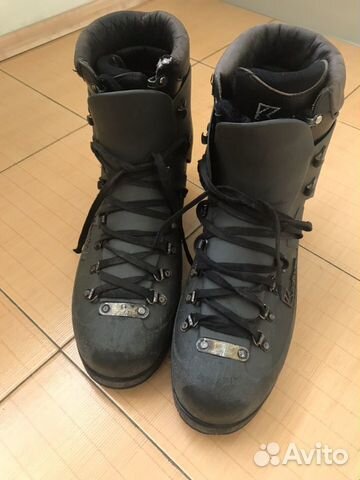 Альпинистские пластиковые ботинки