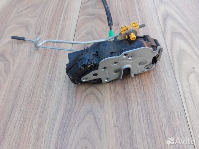 Замок двери передний правый Chevrolet Cruze