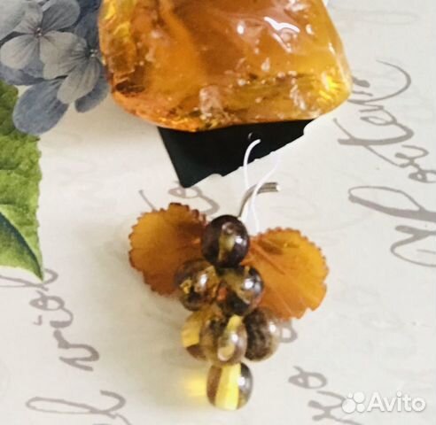Брошь Ягоды на веточке, янтарь. Янтарный комбинат Брошь Ягоды на веточке, янтарь. Янтарный комбинат