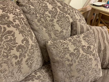 Мягкий диван с обивкой итальянской тканью