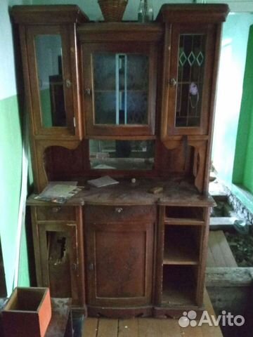 Старинный антикварный шкаф буфет
