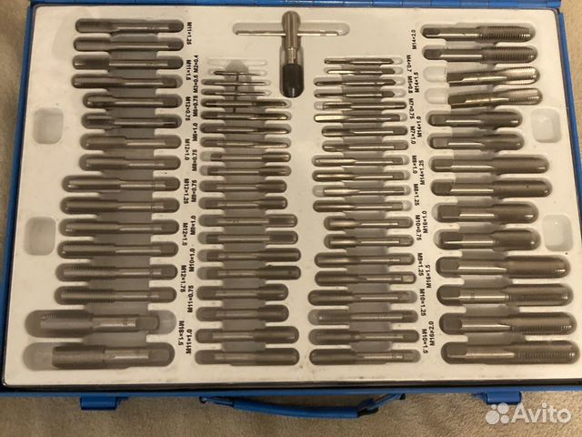 Набор инструментов для автомобили в чемодане. Плаш