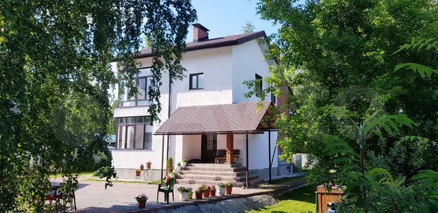 Коттедж 220 м² на участке 15 сот.