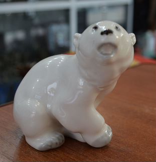 Фарфоровая статуэтка- белый медведь.лфз