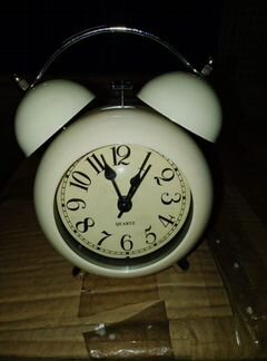 Настольные часы будильник