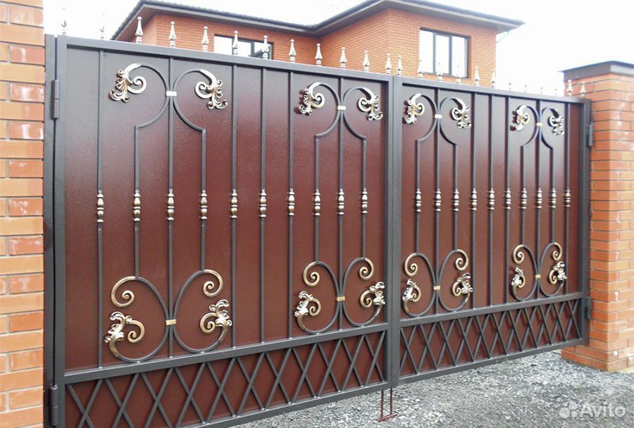 Заборы для частного дома из профнастила с элементами ковки