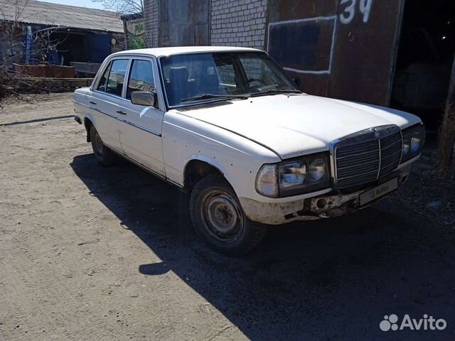 Mercedes-Benz W123 2.3 МТ, 1982, битый, 300 000 км