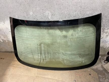 Заднее стекло infiniti