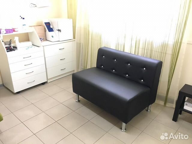 Диван для парикмахерской. Диван для салона красоты. Диванчик с каретной стяжкой. Диванчик в парикмахерскую. Диванчик в салон.