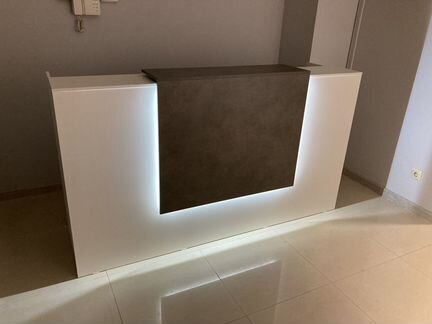 Ресепшн с подсветкой и шкафчиком