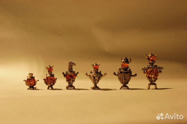Самовары из янтаря и бронзы. колокольчики из бронз