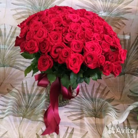 101 роза в вазе