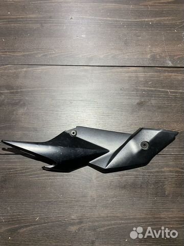 Правы пластик под сиденьем для Suzuki GSR750 11-16