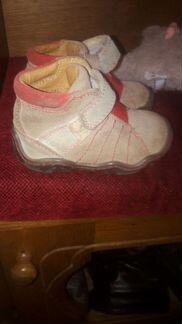 Сапожки и в подарок вожжи для обучения ходьбе