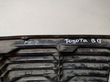 Решетка радиатора Тойота биби 2000-2003
