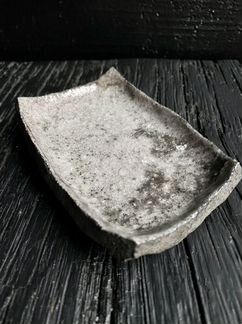 Керамическая тарелка ручной лепки