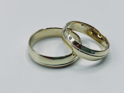 Золотые обручальные кольца с бриллиантами