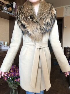 Пальто с натуральным мехом енота