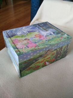 Шкатулка музыкальная с бижутерией