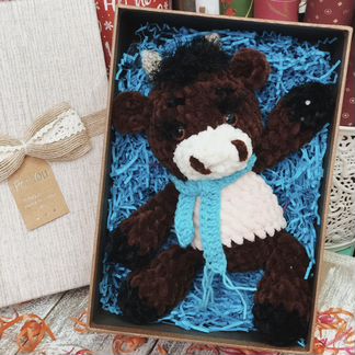 Вязаный бычок сувенир игрушка