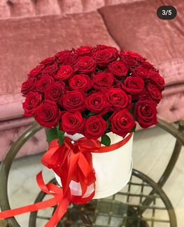Красные розы в шляпной коробке