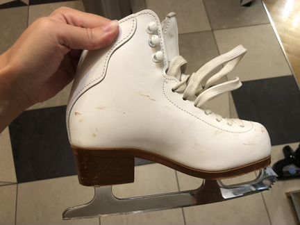 Фигурные коньки graf