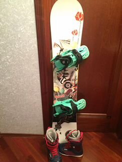 Сноуборд с креплениями и ботинками