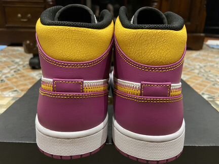 Air Jordan 1 Mid “Familia”