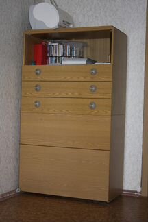 Несколько столов столиков тумб освобождаю квартиру