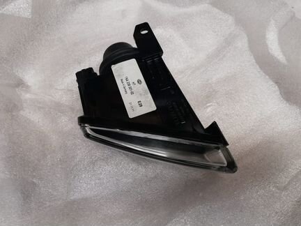 Туманка правая Toyota Avensis 8121005050