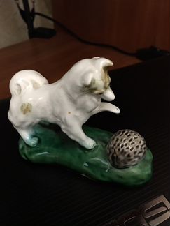 Фарфоровая статуэтка зик, Собачка играющая с ёжик