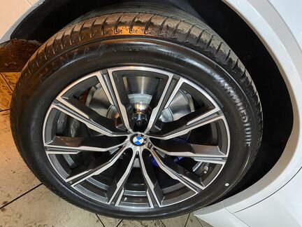 Продам новый комплект разношироких шин от BMW X5 G