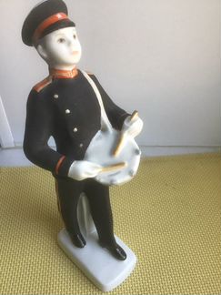 Фарфоровая статуэтка