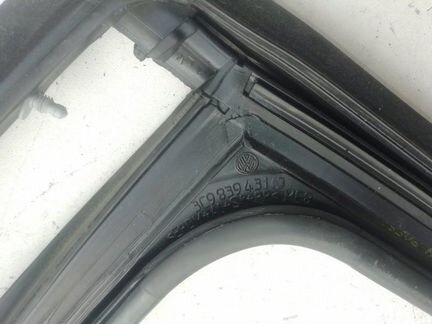Уплотнитель стекла задний левый Volkswagen Passat