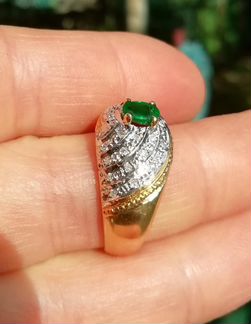 Кольцо с природным изумрудом и бриллиантами