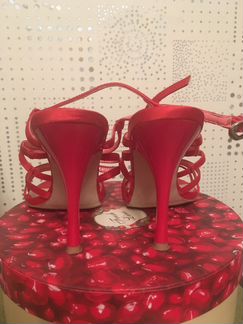 Красные босоножки на каблуке