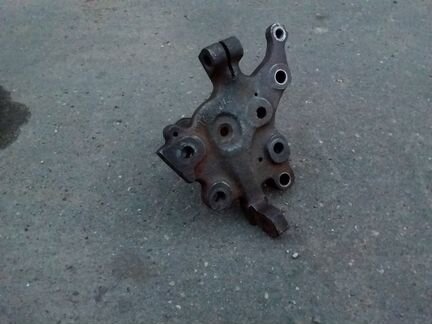 Кулак поворотный передний левый Мерседес W124