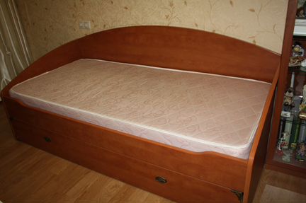 Кровать с матрасем