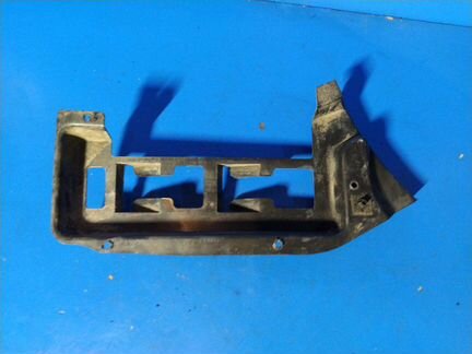 Направляющая заднего бампера правая правая Ford