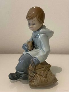 Фарфоровая статуэтка 